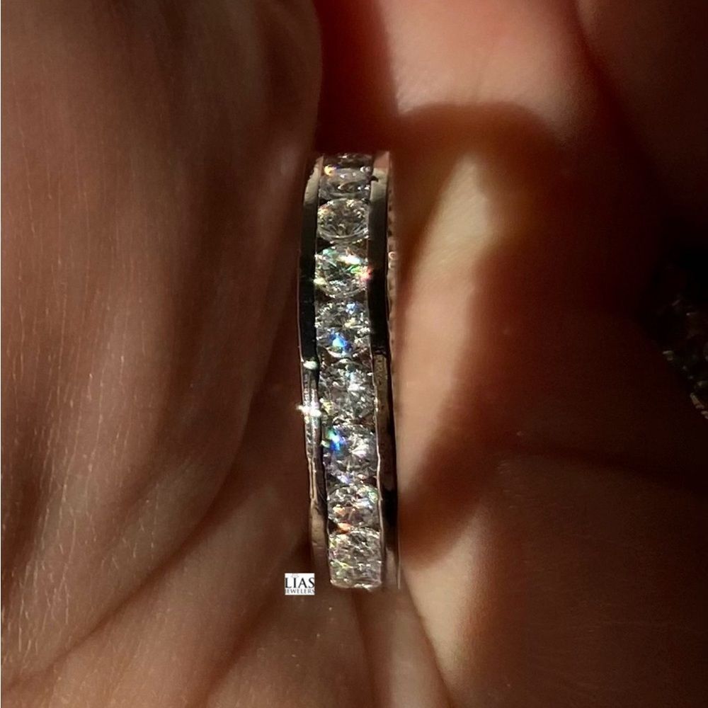 New 18k white gold wedding ring